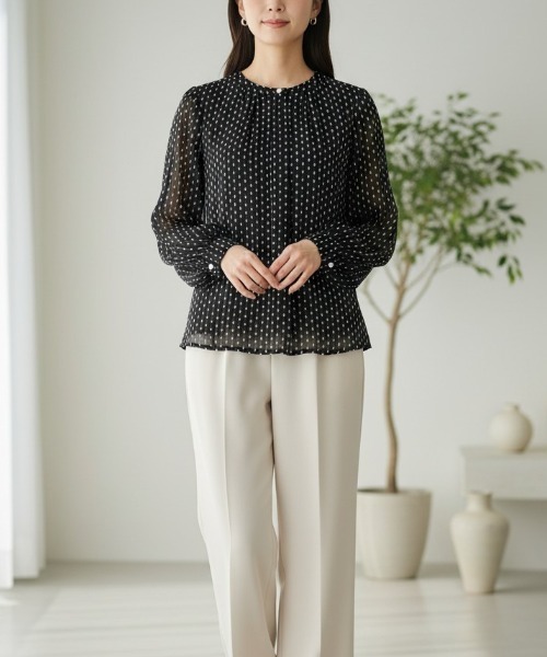 GIVERNY(ジヴェルニー)の「【きれいめ/羽織り/前開き】スタンドカラーダイヤドット長袖シアーシャツ(シャツ/ブラウス・レディース・ベージュ/ブラック/グリーン・FREE)」の4枚目の写真