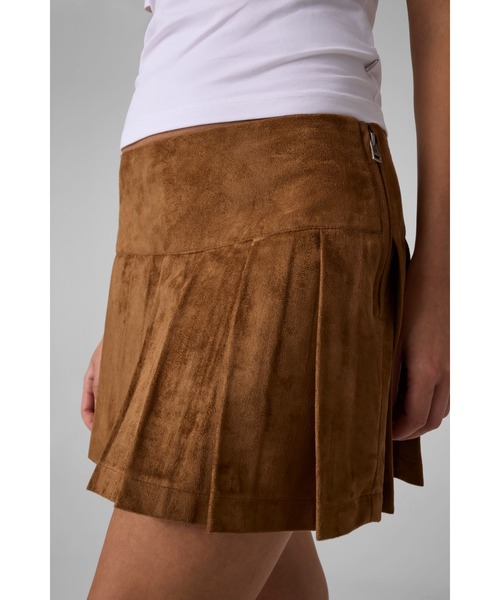 GUESS JEANS(ゲスジーンズ)の「GUESS JEANS Suede Pleated Skirt スカート ミニスカート セットアップ(スカート・レディース・ブラウン・X-SMALL/SMALL)」の3枚目の写真