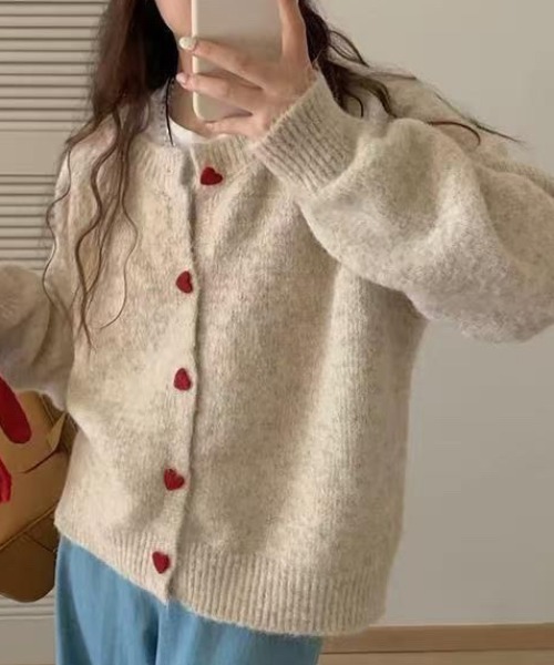 NANEA(ナネア)の「ハートボタンニットカーディガン(カーディガン/ボレロ・レディース・イエロー/グレー/ベージュ/チャコールグレー/アイボリー/ネイビー・フリー)」の4枚目の写真