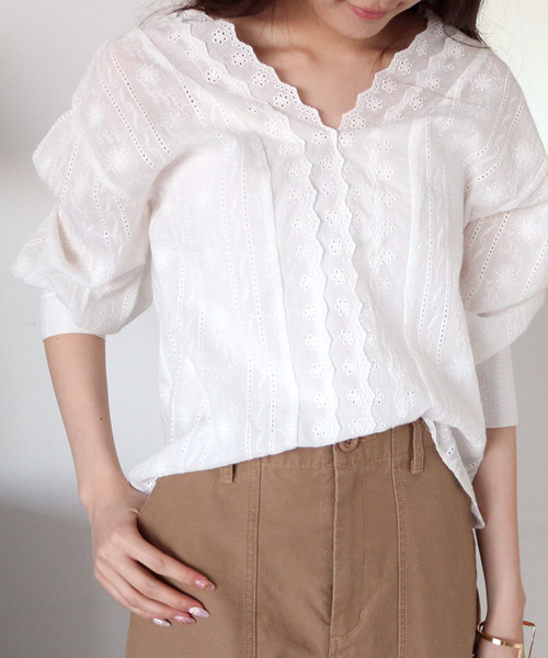 N.（N. Natural Beauty Basic）（エヌエヌナチュラルビューティーベーシック）の「【追加生産】スカラップコットンレースブラウス（シャツ/ブラウス・レディース・ホワイト/レッド・MEDIUM）」の2枚目の写真