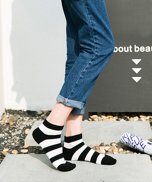 Fun & Daily（ファンアンドデイリー）の「F&D : リブボーダーショートソックス（ソックス/靴下・レディース・ブラック/グリーン/グレー/ブルー/ブラウン/レッド/ライトブルー・FREE）」の2枚目の写真