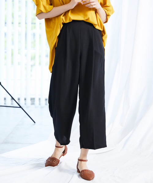 Chaco closet(チャコ クローゼット)の「センタープレスクロップドとろみパンツ(その他パンツ・レディース・ブラック/ベージュ/カーキ/オレンジ・FREE)」の1枚目の写真