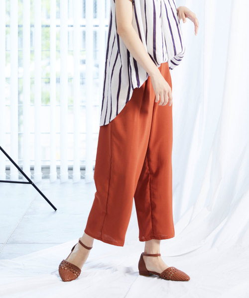 Chaco closet(チャコ クローゼット)の「センタープレスクロップドとろみパンツ(その他パンツ・レディース・ブラック/ベージュ/カーキ/オレンジ・FREE)」の6枚目の写真