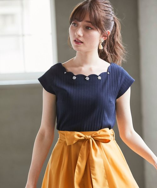 tocco closet(トッコ クローゼット)の「フラワーパールビジュー付きスカラネックリブトップス(その他トップス・レディース・ネイビー/ピンク/オフホワイト・M)」の2枚目の写真