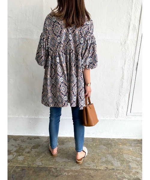 DAIS-Y（デイジー）の「ペイズリー柄Vネックバルーンスリーブ