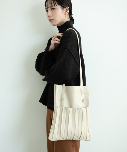 Aunt Marie's（アントマリーズ）の「【A4対応】レザープリーツトートバッグ /AUNT MARIE'S（トートバッグ・レディース・ブラック/グリーン/アイボリー・FREE）」の11枚目の写真