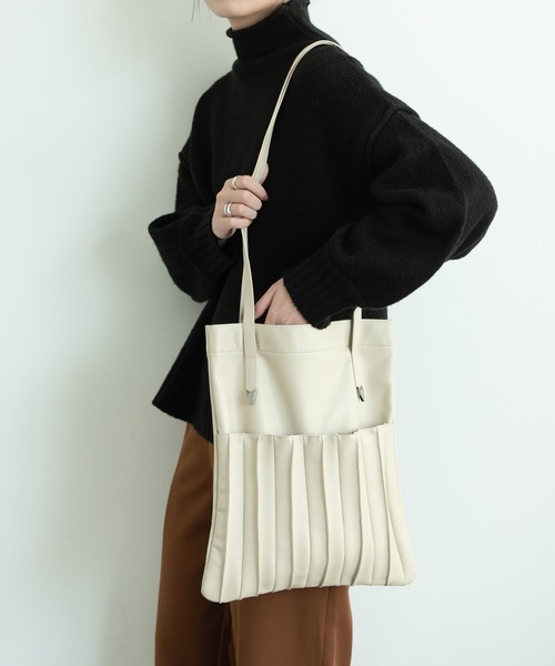 Aunt Marie's（アントマリーズ）の「【A4対応】レザープリーツトートバッグ /AUNT MARIE'S（トートバッグ・レディース・ブラック/グリーン/アイボリー・FREE）」の12枚目の写真