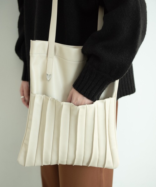 Aunt Marie's（アントマリーズ）の「【A4対応】レザープリーツトートバッグ /AUNT MARIE'S（トートバッグ・レディース・ブラック/グリーン/アイボリー・FREE）」の14枚目の写真