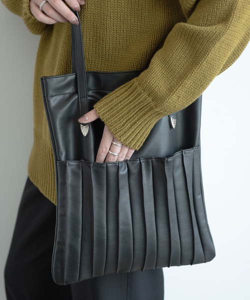 Aunt Marie's（アントマリーズ）の「【A4対応】レザープリーツトートバッグ /AUNT MARIE'S（トートバッグ・レディース・ブラック/グリーン/アイボリー・FREE）」の7枚目の写真