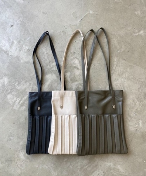 Aunt Marie's（アントマリーズ）の「【A4対応】レザープリーツトートバッグ /AUNT MARIE'S（トートバッグ・レディース・ブラック/グリーン/アイボリー・FREE）」の20枚目の写真