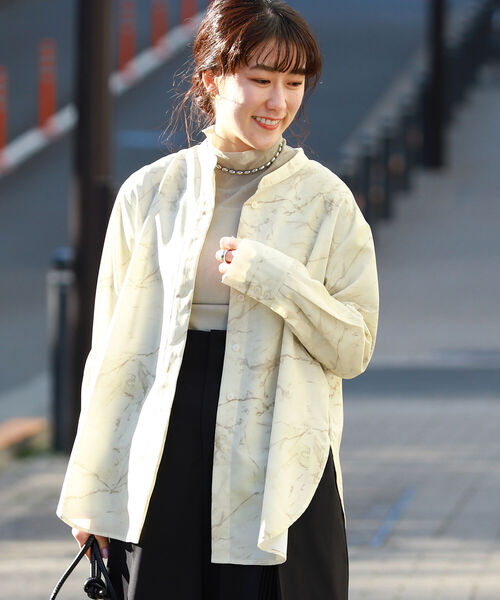 Ray BEAMS（レイビームス）の「Ray BEAMS / マーブル プリント バンドカラー ブラウス（シャツ/ブラウス・レディース・オフホワイト/クリーム・ONE SIZE）」の2枚目の写真