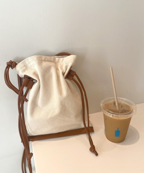 KOBE LETTUCE(コウベレタス)の「キャンバス巾着バッグ(ショルダーバッグ・レディース・ブラウン系その他/ベージュ系その他/ブラック系その他・FREE)」の3枚目の写真