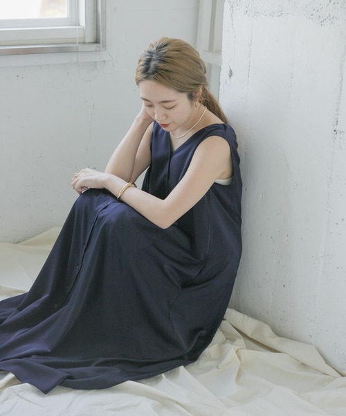 ITEMS URBANRESEARCH（アイテムズ アーバンリサーチ）の「Vネックマキシワンピース（ワンピース・レディース・グレー/グレー系その他/ネイビー・FREE）」の3枚目の写真