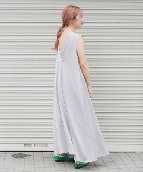 ITEMS URBANRESEARCH（アイテムズ アーバンリサーチ）の「Vネックマキシワンピース（ワンピース・レディース・グレー/グレー系その他/ネイビー・FREE）」の22枚目の写真