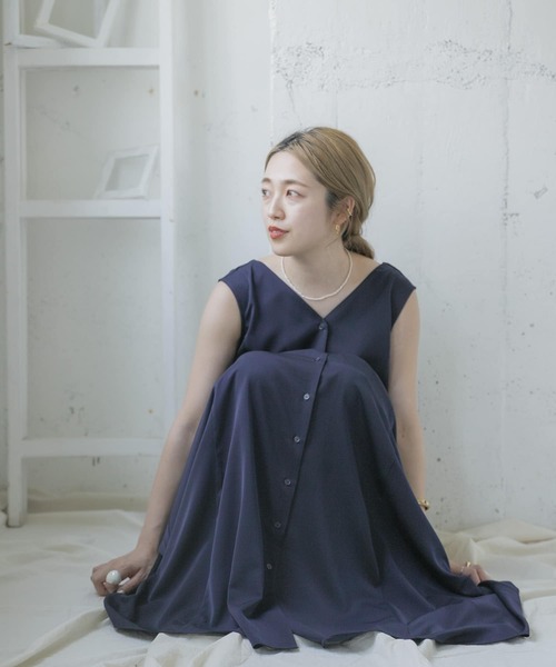 ITEMS URBANRESEARCH（アイテムズ アーバンリサーチ）の「Vネックマキシワンピース（ワンピース・レディース・グレー/グレー系その他/ネイビー・FREE）」の17枚目の写真