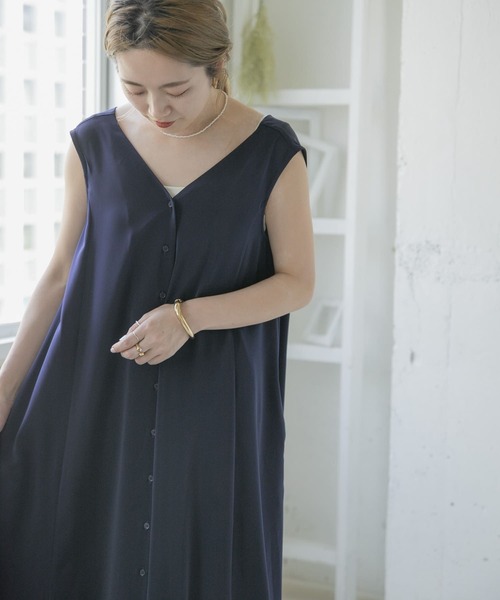 ITEMS URBANRESEARCH（アイテムズ アーバンリサーチ）の「Vネックマキシワンピース（ワンピース・レディース・グレー/グレー系その他/ネイビー・FREE）」の16枚目の写真