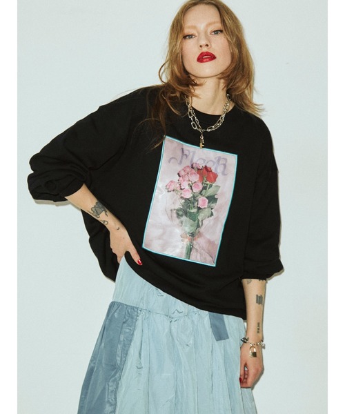 jouetie(ジュエティ)の「フラワーフォト プルオーバー【スウェット/トレーナー】(スウェット・レディース・ブラック/グレー/オレンジ・MEDIUM)」の2枚目の写真