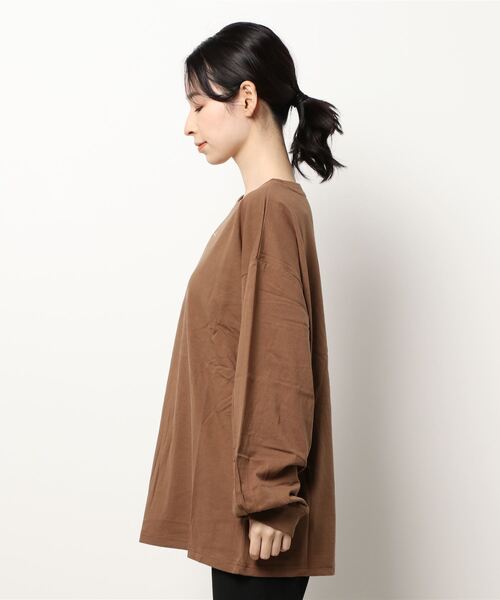 ehka sopo(エヘカソポ)の「ワンポイントロゴロングTシャツ(Tシャツ/カットソー・レディース・オフホワイト/ブルー/モカ/キナリ・フリ-)」の6枚目の写真