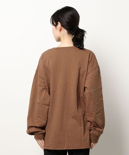 ehka sopo(エヘカソポ)の「ワンポイントロゴロングTシャツ(Tシャツ/カットソー・レディース・オフホワイト/ブルー/モカ/キナリ・フリ-)」の5枚目の写真