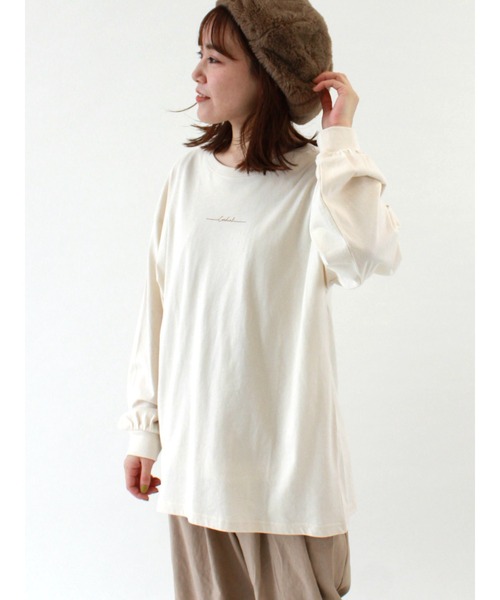 ehka sopo(エヘカソポ)の「ワンポイントロゴロングTシャツ(Tシャツ/カットソー・レディース・オフホワイト/ブルー/モカ/キナリ・フリ-)」の2枚目の写真