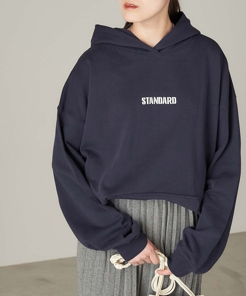 Chaco closet（チャコ クローゼット）の「STANDARDロゴ ヘビーウェイトBIGスウェットパーカー（パーカー・レディース・オフホワイト/ネイビー/グレー/ブルー・FREE）」の4枚目の写真