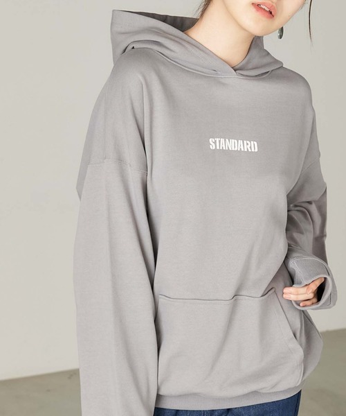 Chaco closet（チャコ クローゼット）の「STANDARDロゴ ヘビーウェイトBIGスウェットパーカー（パーカー・レディース・オフホワイト/ネイビー/グレー/ブルー・FREE）」の3枚目の写真