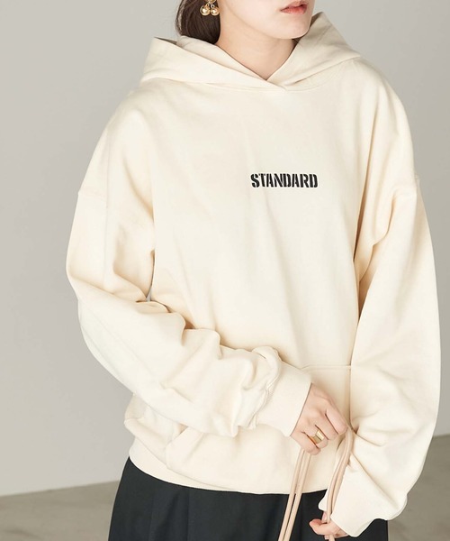 Chaco closet（チャコ クローゼット）の「STANDARDロゴ ヘビーウェイトBIGスウェットパーカー（パーカー・レディース・オフホワイト/ネイビー/グレー/ブルー・FREE）」の2枚目の写真