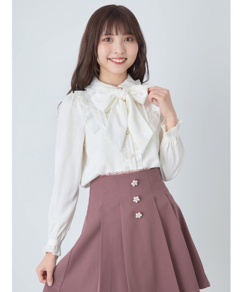 Ank Rouge(アンクルージュ)の「ラウンドヨークリボンタイブラウス(シャツ/ブラウス・レディース・ブラック/オフホワイト/ピンク・M)」の2枚目の写真