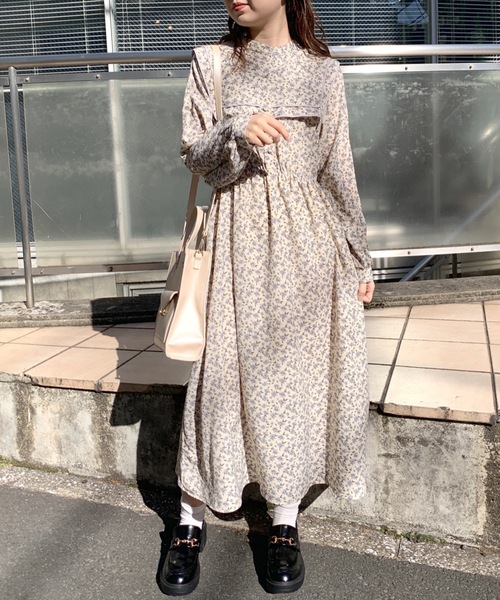 レトロなケープカラーワンピース