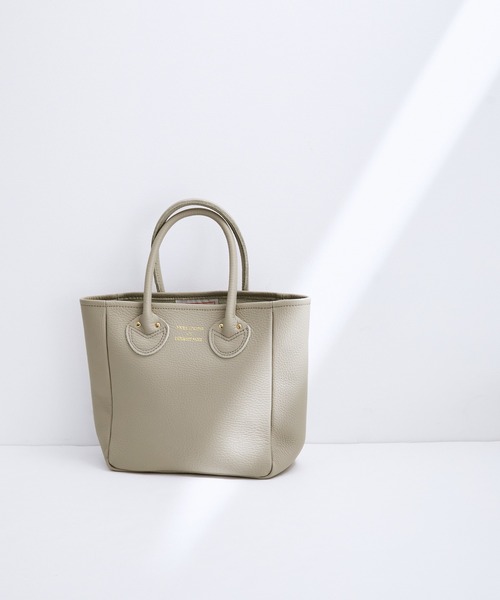 YOUNG&OLSEN The DRYGOODS STORE(ヤングアンドオルセン)の「【YOUNG&OLSEN】別注 EMBOSSED LEATHER TOTE S(トートバッグ・レディース・ホワイト/ダークブラウン/ブラウン・FREE)」の3枚目の写真