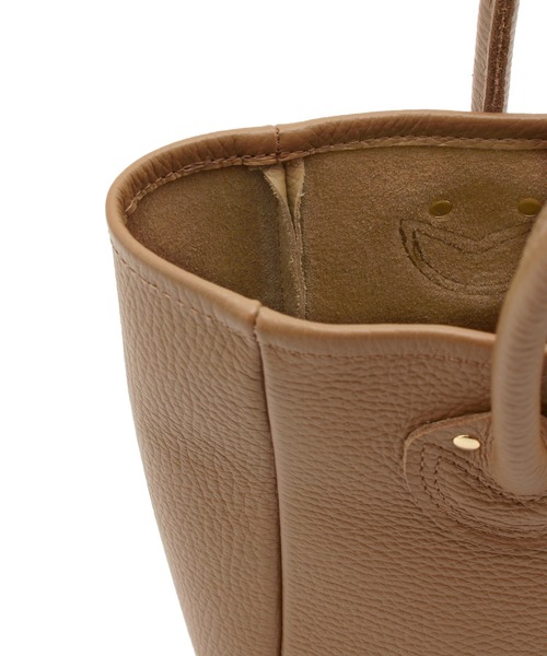 YOUNG&OLSEN The DRYGOODS STORE(ヤングアンドオルセン)の「【YOUNG&OLSEN】別注 EMBOSSED LEATHER TOTE S(トートバッグ・レディース・ホワイト/ダークブラウン/ブラウン・FREE)」の18枚目の写真