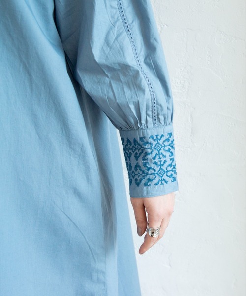 ANGIE(アンジー)の「コットン刺繍ロングワンピース(シャツワンピース・レディース・オフホワイト/ブルー/スミクロ・FREE)」の10枚目の写真