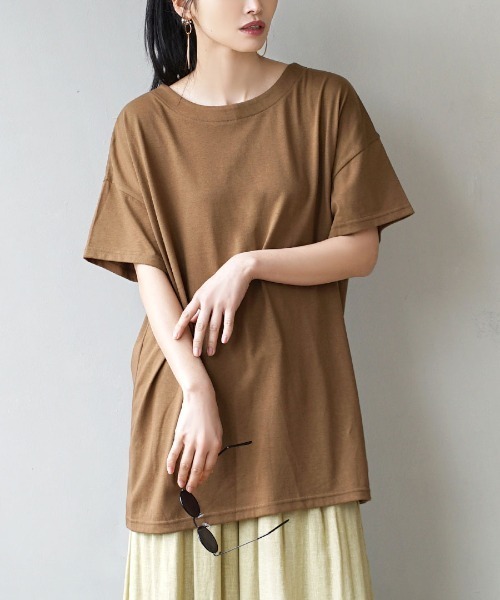 zootie(ズーティー)の「【シンプルさが丁度いいオーバーサイズT】 URBAN PLUS オーバーカットソー(Tシャツ/カットソー・レディース・ライトピンク/ブラック/ライトブルー/チャコール/イエロー系その他/オフホワイト/グレイッシュブルー/ライトカーキ/グレイッシュベージュ/ネイビー/アイボリー/ラベンダー/ライトベージュ/スモークピンク/ブラウン系その他/ダークグリーン/テラコッタ・フリー)」の6枚目の写真