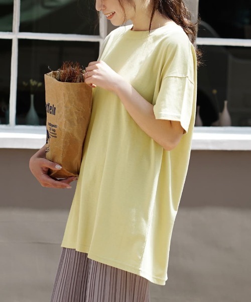 zootie(ズーティー)の「【シンプルさが丁度いいオーバーサイズT】 URBAN PLUS オーバーカットソー(Tシャツ/カットソー・レディース・ライトピンク/ブラック/ライトブルー/チャコール/イエロー系その他/オフホワイト/グレイッシュブルー/ライトカーキ/グレイッシュベージュ/ネイビー/アイボリー/ラベンダー/ライトベージュ/スモークピンク/ブラウン系その他/ダークグリーン/テラコッタ・フリー)」の15枚目の写真