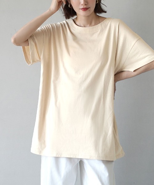 zootie(ズーティー)の「【シンプルさが丁度いいオーバーサイズT】 URBAN PLUS オーバーカットソー(Tシャツ/カットソー・レディース・ライトピンク/ブラック/ライトブルー/チャコール/イエロー系その他/オフホワイト/グレイッシュブルー/ライトカーキ/グレイッシュベージュ/ネイビー/アイボリー/ラベンダー/ライトベージュ/スモークピンク/ブラウン系その他/ダークグリーン/テラコッタ・フリー)」の3枚目の写真