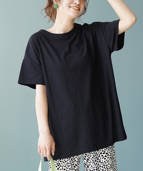 zootie(ズーティー)の「【シンプルさが丁度いいオーバーサイズT】 URBAN PLUS オーバーカットソー(Tシャツ/カットソー・レディース・ライトピンク/ブラック/ライトブルー/チャコール/イエロー系その他/オフホワイト/グレイッシュブルー/ライトカーキ/グレイッシュベージュ/ネイビー/アイボリー/ラベンダー/ライトベージュ/スモークピンク/ブラウン系その他/ダークグリーン/テラコッタ・フリー)」の4枚目の写真