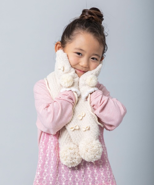 KP DECO（ケーピーデコ）の「リボンとポンポンのマシュマロ糸風ニットマフラー(S～M)（マフラー・キッズ・ピンク/オフホワイト・SMALL/MEDIUM）」の4枚目の写真