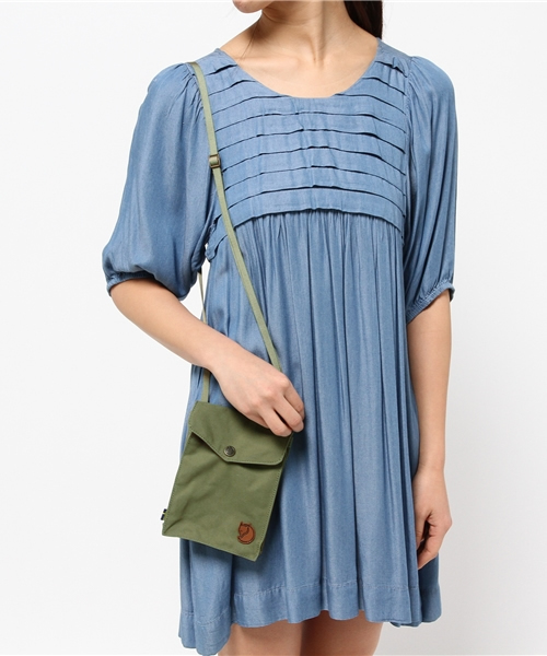 FJALL RAVEN （フェールラーベン）の「FJALLRAVEN / pocketU ミニショルダーバック（ショルダーバッグ・レディース・ライトブラウン/グリーン・ONE SIZE）」の3枚目の写真