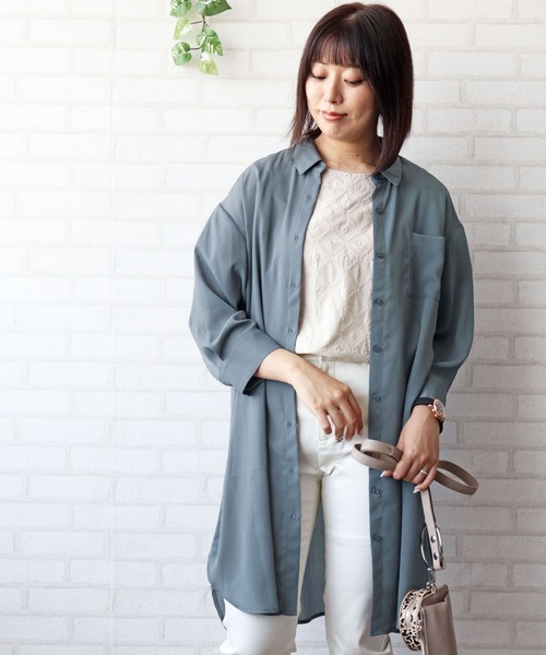 BELLUNA PLUS(ベルーナ)の「楊柳素材ポケット使いシャツワンピース(シャツワンピース・レディース・ネイビー/ピンク/ブルーグレー・MEDIUM/LARGE/X-LARGE)」の2枚目の写真