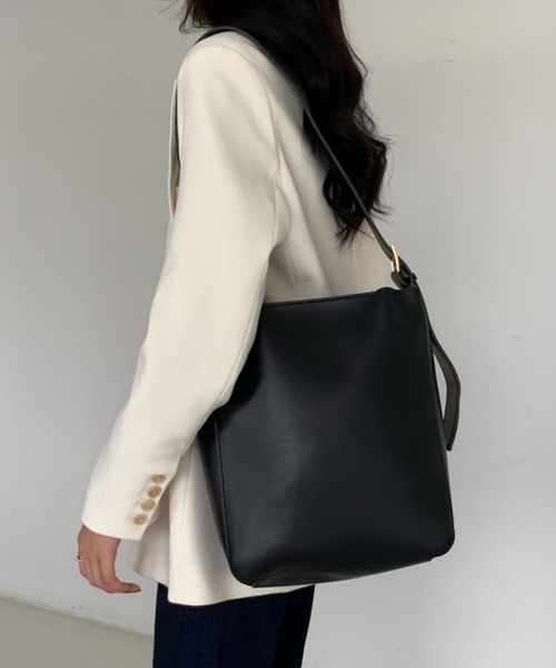 ECLIN（エクラン）の「フェイクレザー ワイドベルト ショルダーバッグ（ ポーチ付）（ショルダーバッグ・レディース・ブラック/ブラウン・FREE）」の2枚目の写真