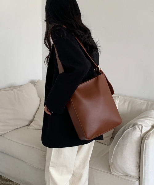 ECLIN（エクラン）の「フェイクレザー ワイドベルト ショルダーバッグ（ ポーチ付）（ショルダーバッグ・レディース・ブラック/ブラウン・FREE）」の3枚目の写真