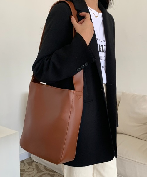 ECLIN（エクラン）の「フェイクレザー ワイドベルト ショルダーバッグ（ ポーチ付）（ショルダーバッグ・レディース・ブラック/ブラウン・FREE）」の4枚目の写真