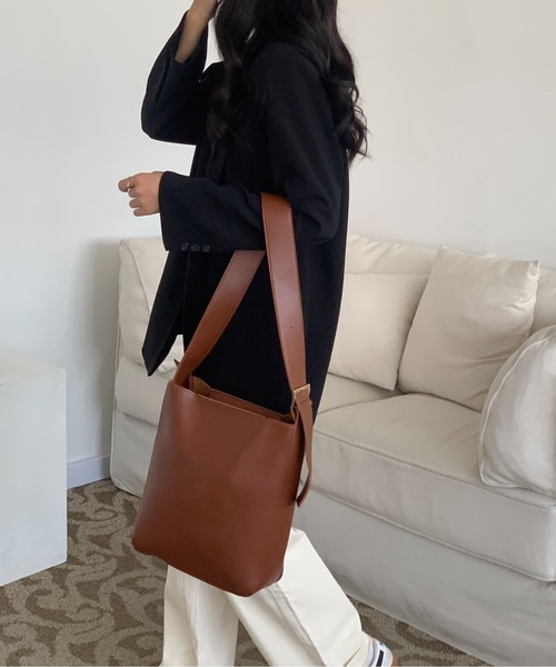 ECLIN（エクラン）の「フェイクレザー ワイドベルト ショルダーバッグ（ ポーチ付）（ショルダーバッグ・レディース・ブラック/ブラウン・FREE）」の18枚目の写真