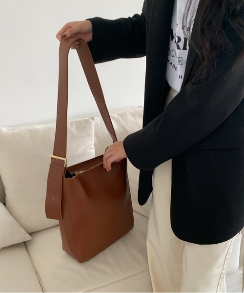 ECLIN（エクラン）の「フェイクレザー ワイドベルト ショルダーバッグ（ ポーチ付）（ショルダーバッグ・レディース・ブラック/ブラウン・FREE）」の8枚目の写真