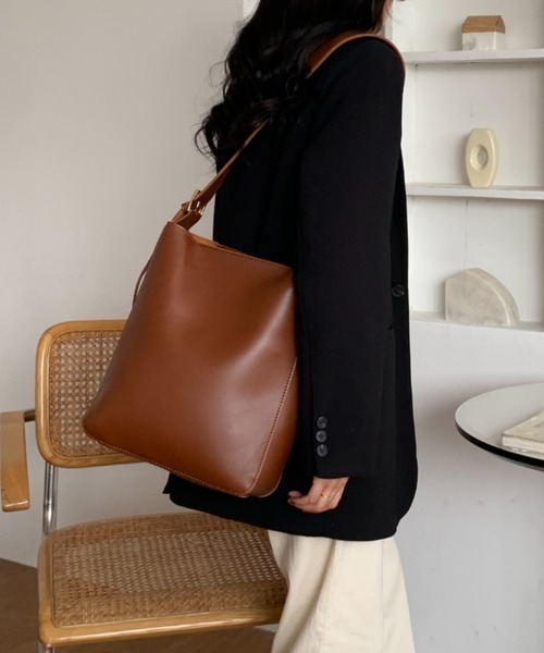 ECLIN（エクラン）の「フェイクレザー ワイドベルト ショルダーバッグ（ ポーチ付）（ショルダーバッグ・レディース・ブラック/ブラウン・FREE）」の16枚目の写真