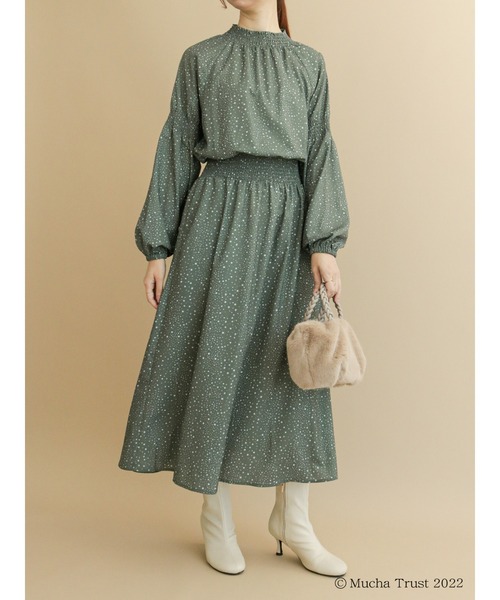 Te chichi（テチチ）の「【ミュシャコラボ】プリントシャーリングワンピース（ワンピース・レディース・ブラック/カーキ・ﾌﾘ-）」の2枚目の写真