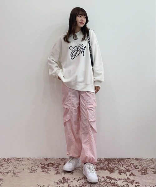 EPIMI E'PIMMY（エピミエピミー）の「【ユニセックス】エンボスシシュウロゴオーバースウェット（スウェット・レディース・ブラック/オフホワイト/杢グレー・MEDIUM）」の4枚目の写真