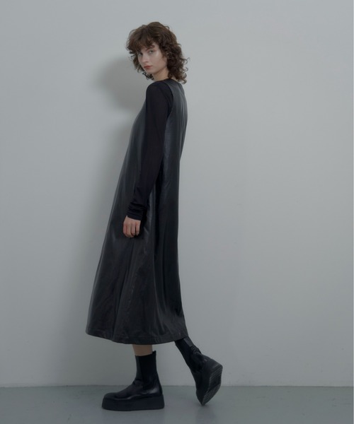 INSIIS(インシス)の「【emineo × INSIISコラボ】Uネックレザーワンピース(ジャンパースカート・レディース・アイボリー/ブラック・フリー)」の22枚目の写真