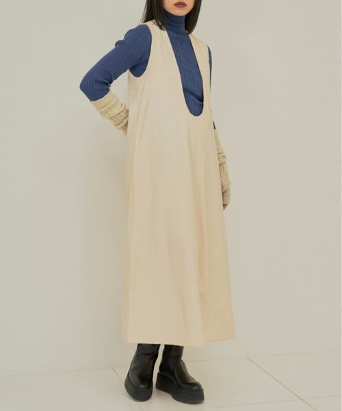 INSIIS(インシス)の「【emineo × INSIISコラボ】Uネックレザーワンピース(ジャンパースカート・レディース・アイボリー/ブラック・フリー)」の4枚目の写真