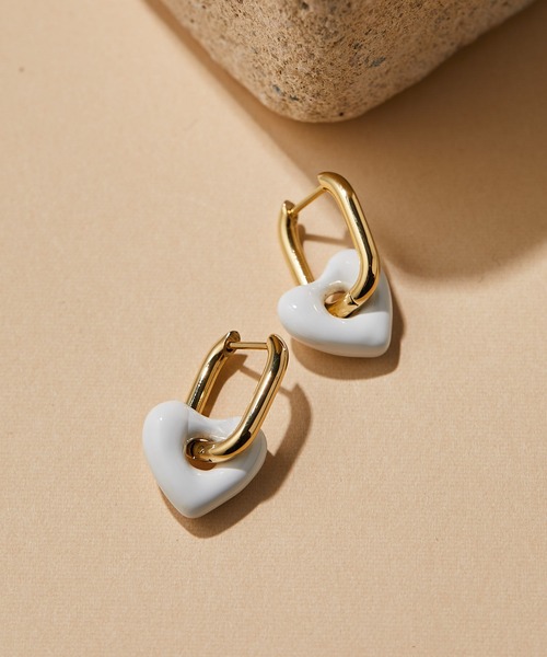 ear PAPILLONNER(イアパピヨネ)の「金属アレルギー対応 ステンレスカラーハートピアス(ピアス(両耳用)・レディース・ホワイト/ブラック・FREE)」の3枚目の写真